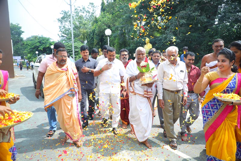 Sri Mulugu Ramalingeshwara Varaprasad Siddhanti was honoured with Jyotishyasastra Vignana Visharadha at Tummalapalli Kalakshetram, Vijayawada (59)